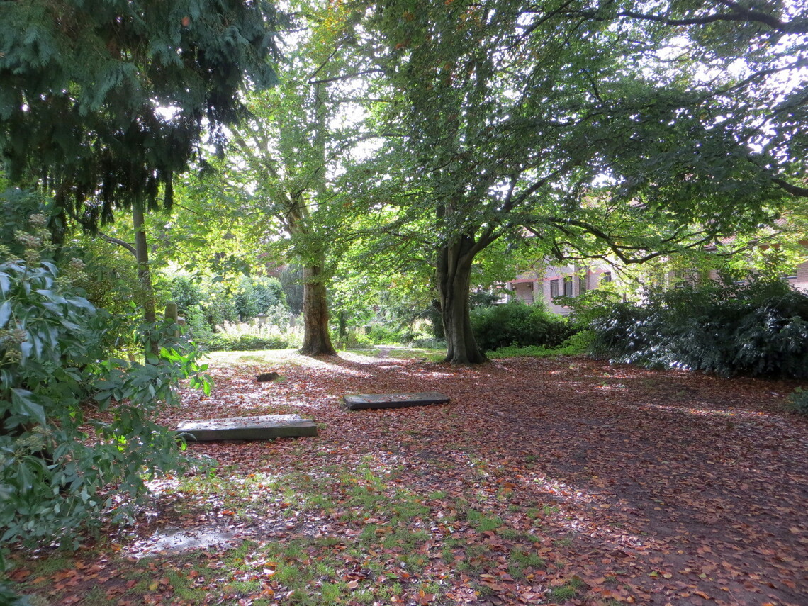 Churchyard Autumn 20-10-21 (NC IMG_2176)