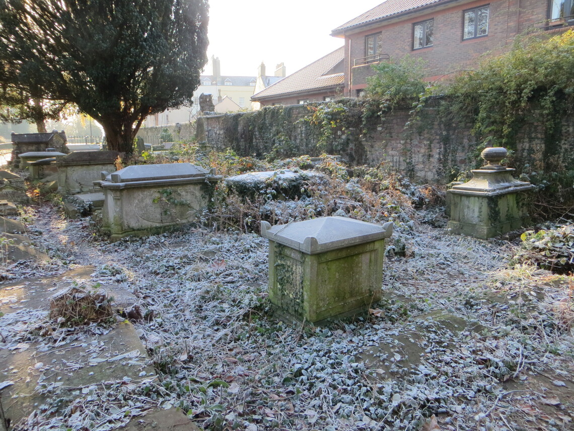 Frosty churchyard 18-12-22 IMG_3970.JPG