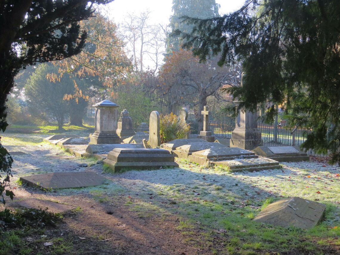 Frosty churchyard 18-12-22 IMG_3965.JPG